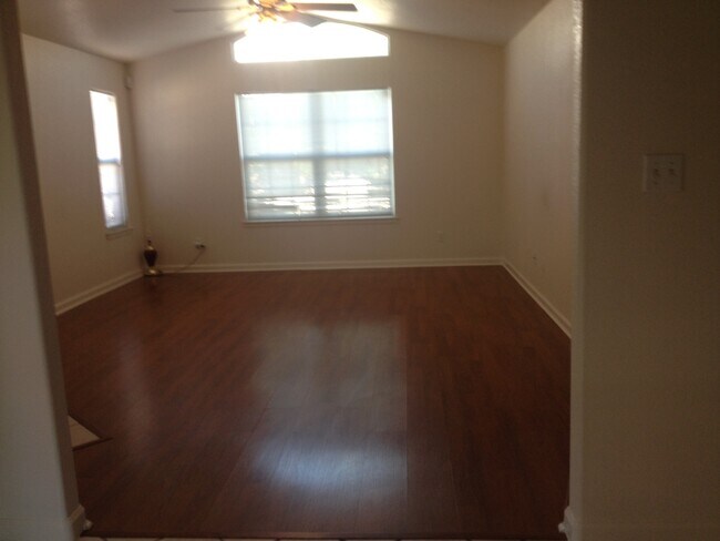 Building Photo - Nice Home for rent in great neighborhood