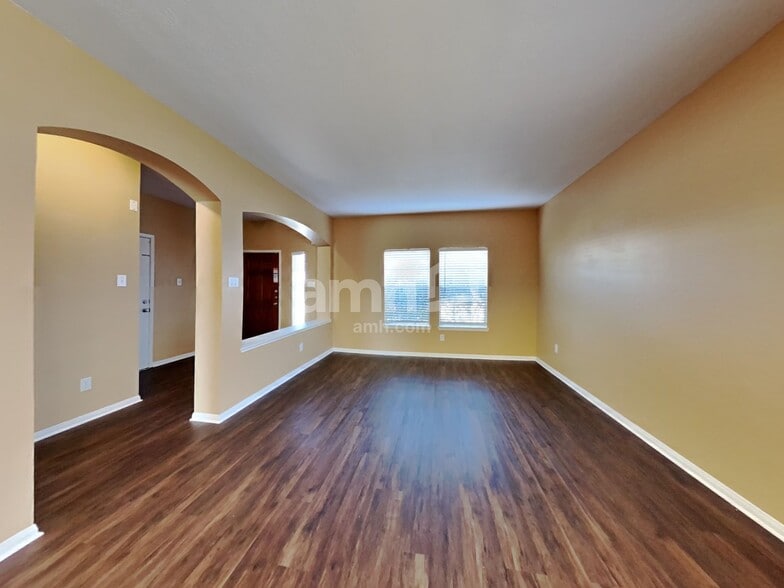 Building Photo - 4942 Pinder Ln