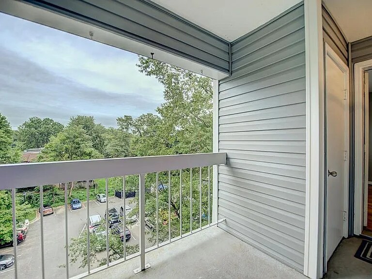 Building Photo - 3176 Summit Square Dr