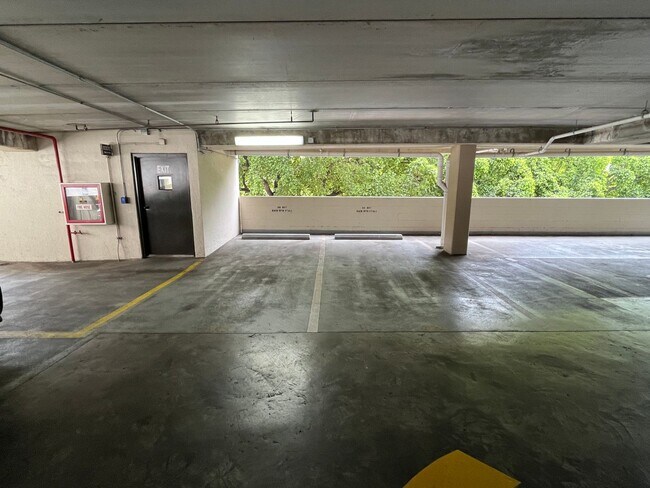 Building Photo - Yacht Harbor Towers (Ala Moana)-1282 sf, 2 bed+den, 2 bath, 2 prkg-INCLUDES UTILITIES