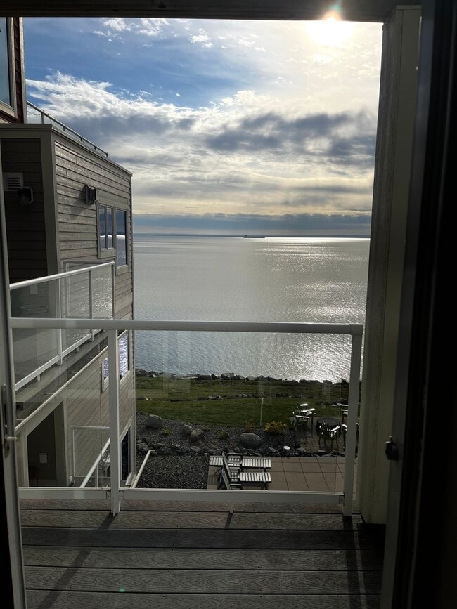Building Photo - Beacon Pointe Condominium! Stunning furnis...