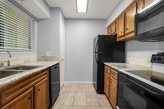 Building Photo - 3300 Pebblebrook Dr