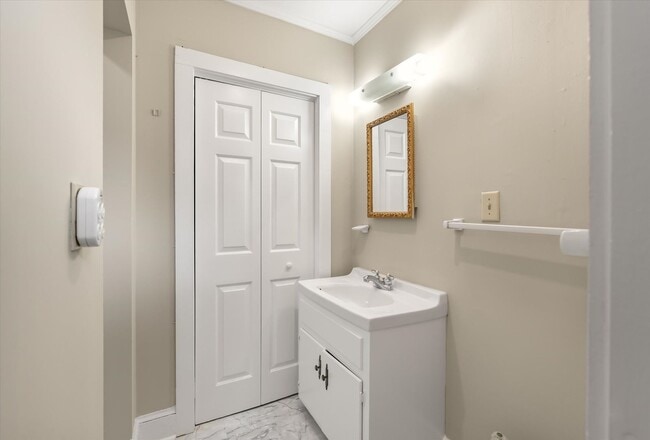 Building Photo - Harleston Village 3 Bed/2.5 Bath Gem Avail...