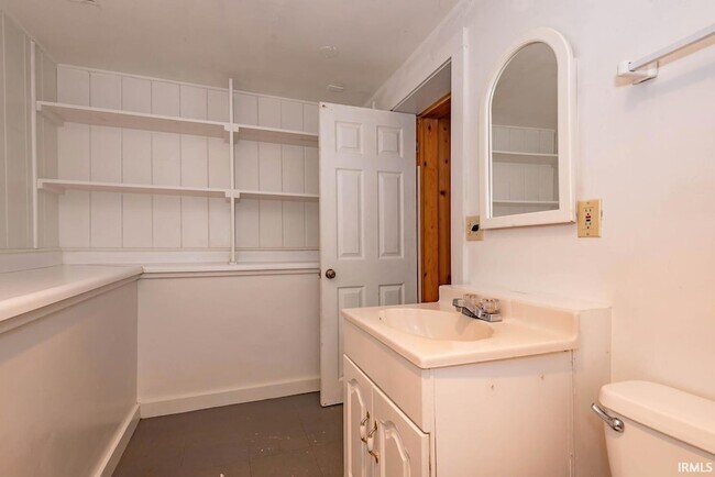 Building Photo - 204 S Clark St