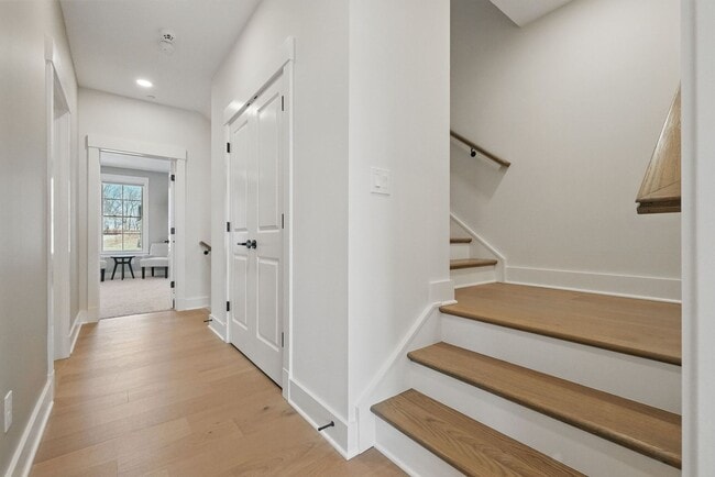 Building Photo - Luxurious, Fully Furnished Townhome       ...