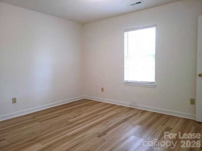 Building Photo - 2016 Oakdale Rd