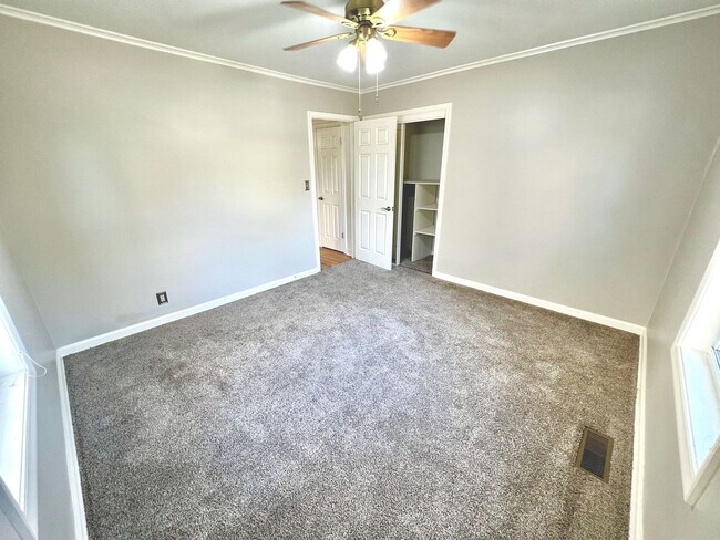 Building Photo - Brookside Bungalow Close to shopping, Riverside trails, & Gathering Place!
