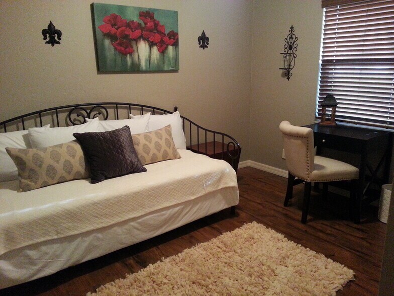 Smaller 2nd bedroom/office - 917 SE 3rd St