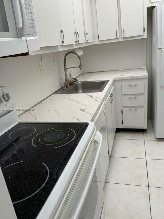 Building Photo - 3701 N Country Club Dr