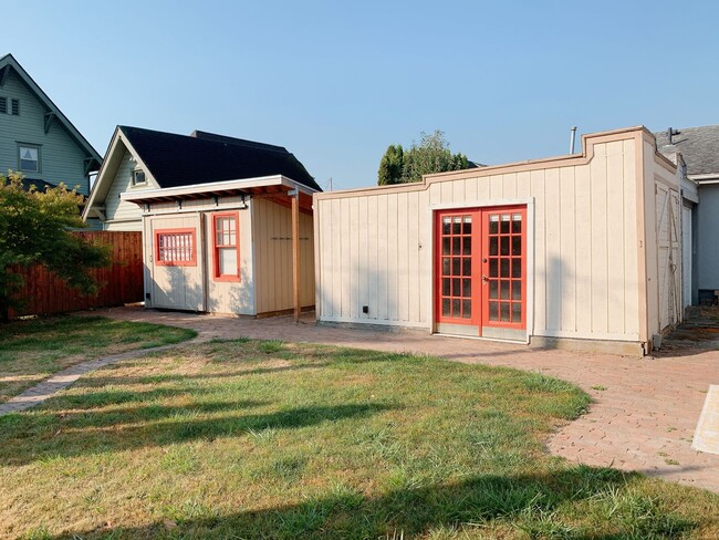 Building Photo - Adorable cottage in the Columbia Neighborhood