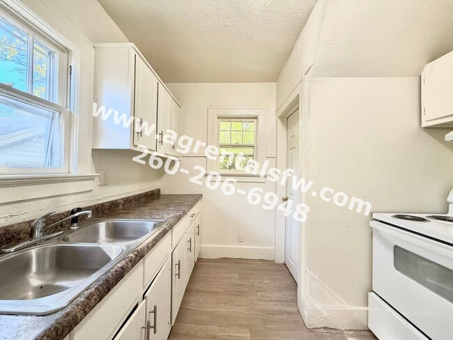 Building Photo - 2 Bedroom House