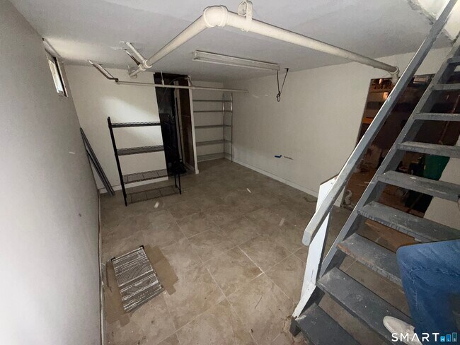 Building Photo - 5 Ann Ave