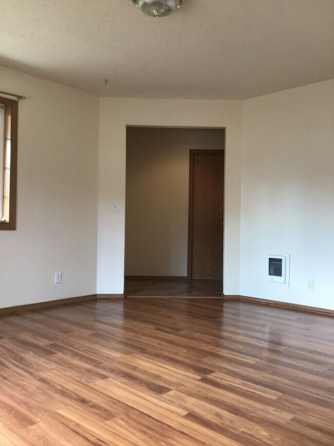 Building Photo - Silverton Duplex #13146
