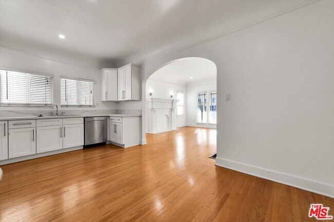 Building Photo - 858 1/2 S Gramercy Pl