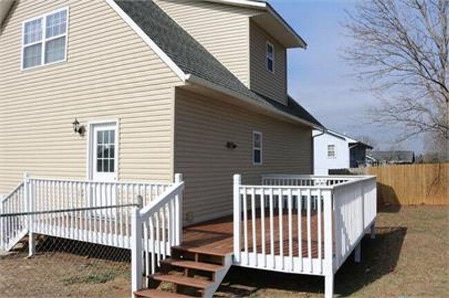 Building Photo - Quaint 4 Bedroom house