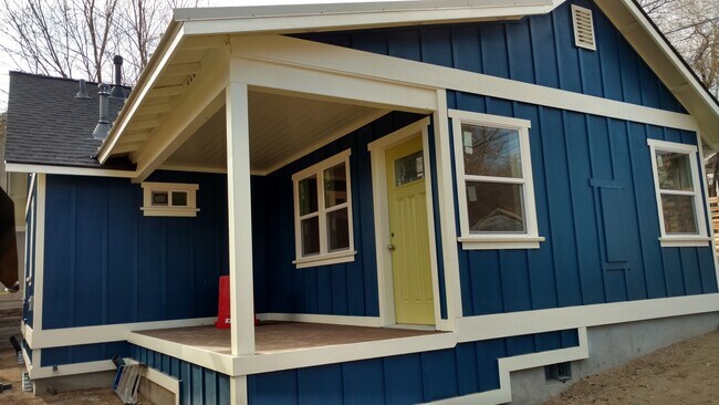 Building Photo - 830 NW Ogden Ave