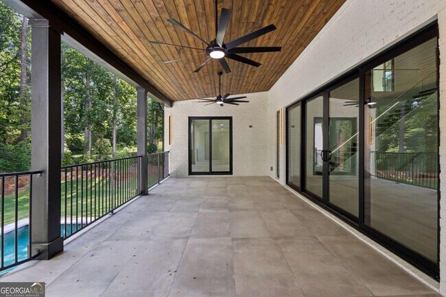 Building Photo - 1000 Clementstone Dr NE