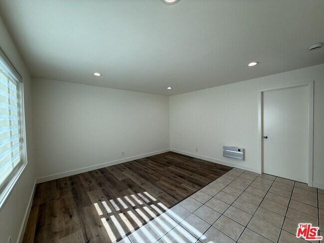 Building Photo - 2400 Vanderbilt Ln
