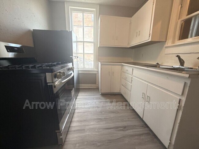 Building Photo - 715 Ella St