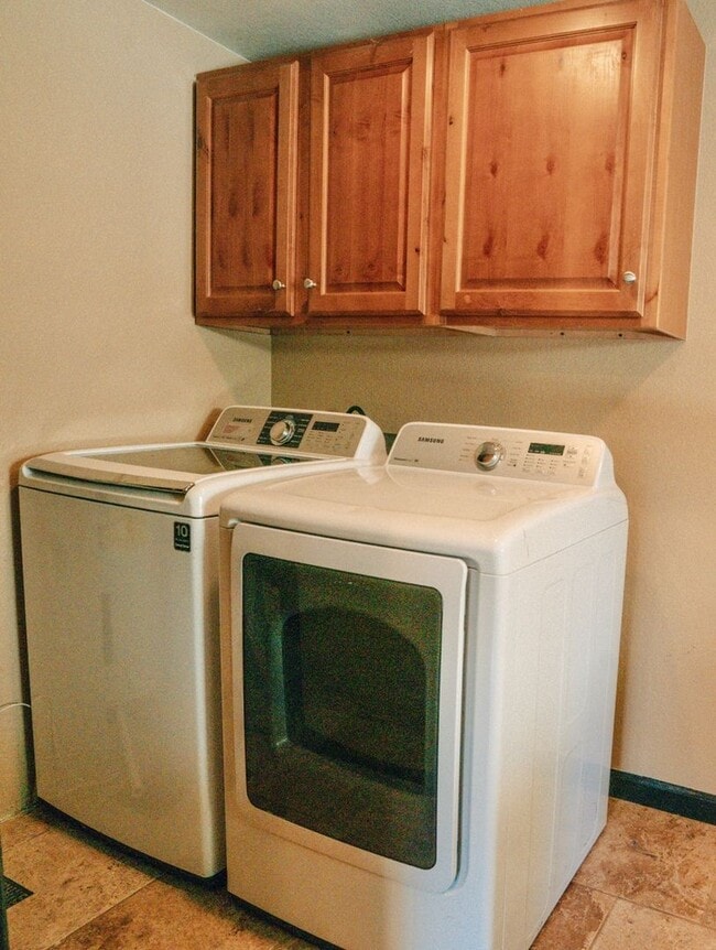 Building Photo - Modern 4BR Lakewood Home on Nearly Half an...