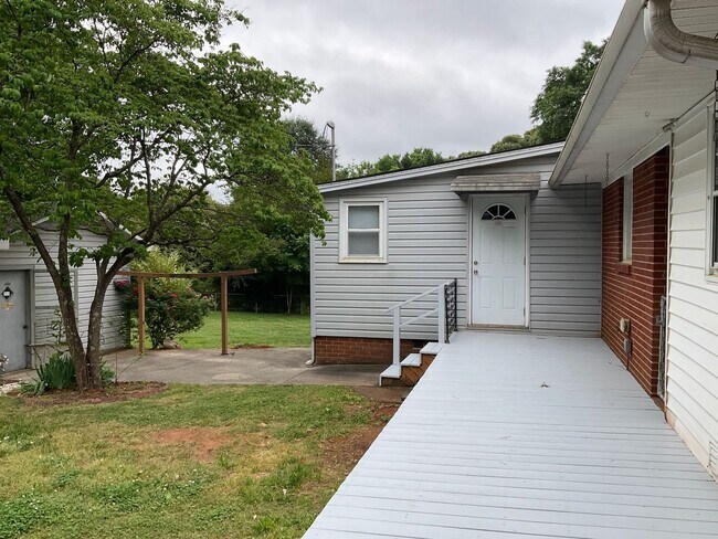 Building Photo - Available Now!!! Spacious Four bedroom home in Gastonia.