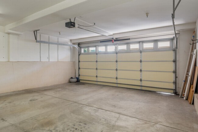 Building Photo - Spacious detached townhome available in So...