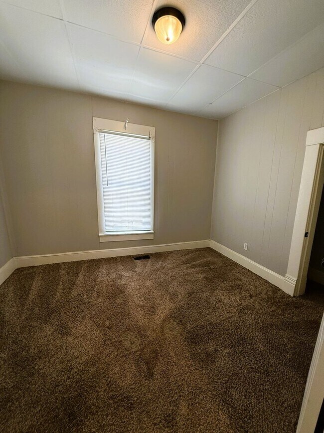 Building Photo - Charming 2-Bedroom Home with Detached Garage & Spacious Yard