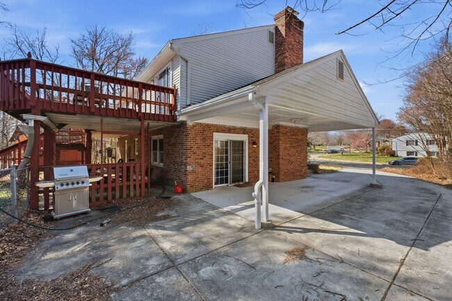 Building Photo - 5BR / 3BA Home with Flexible Living Space & Tree-Lined Views