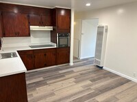 Building Photo - Recently Renovated 2BD/1BA Triplex Unit - Conveniently Located!