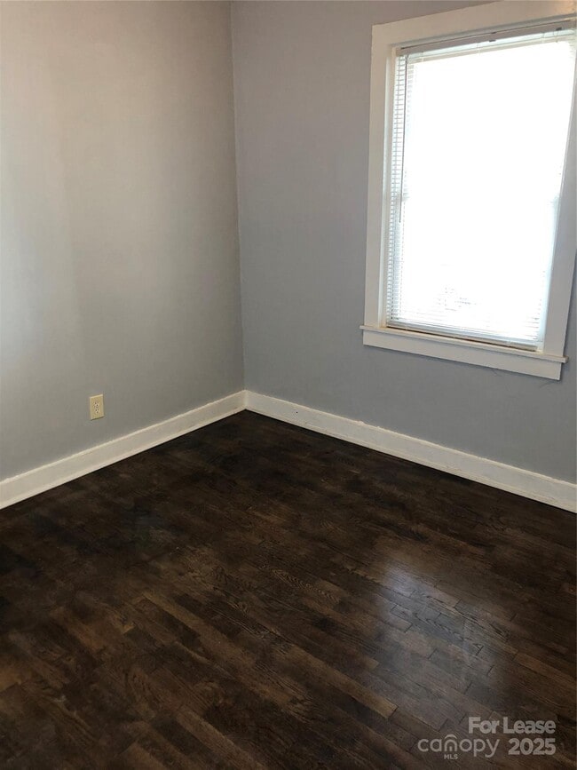 Building Photo - 426 Skyland Ave