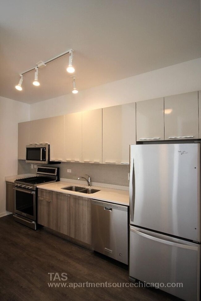 Building Photo - HUGE DUPLEX DOWN condo-quality 2 Bed/2.5 bath In the heart of Wrigley!