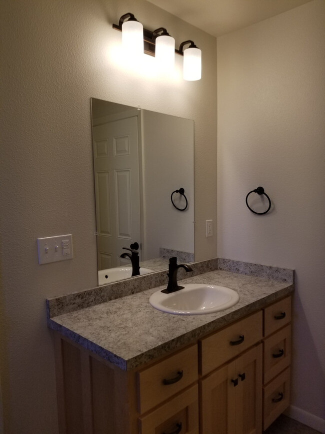 Building Photo - Remodeled 4 Bedroom 2 bath, NW Corvallis