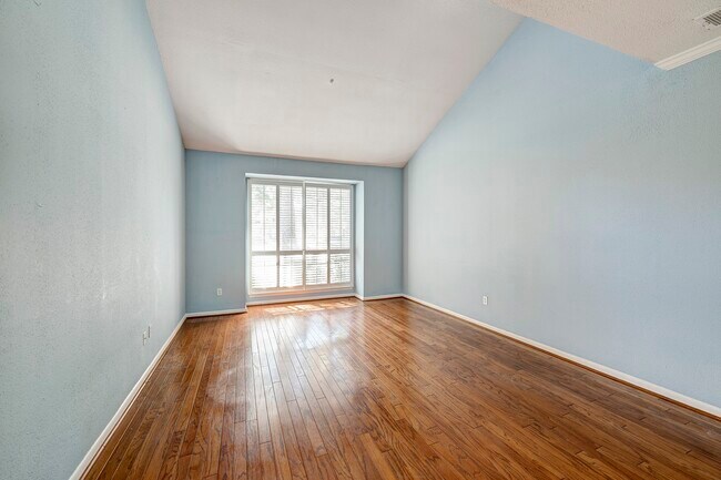 Building Photo - 5816 Lynbrook Dr