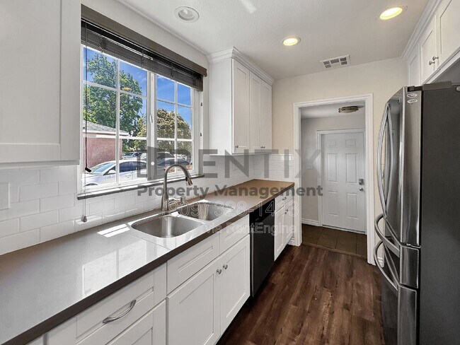 Building Photo - 938 W Berkeley Ct