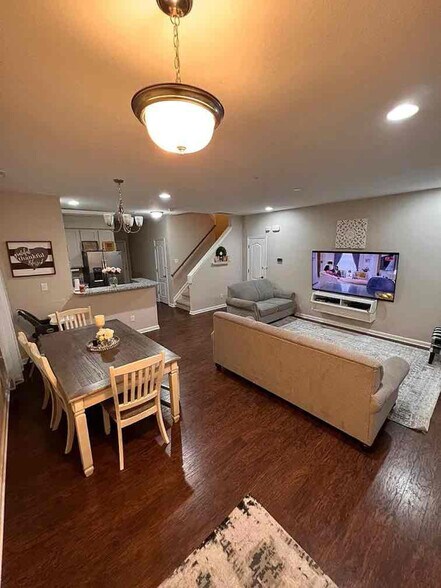 Building Photo - 601 Freeman Dr