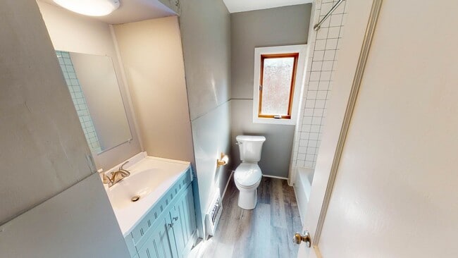 Building Photo - 4 Bedroom / 1 Bath Home For Rent!