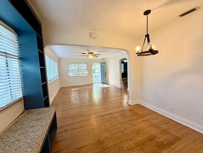 Building Photo - Euclid/Woodlawn Roommate Dream 4/3 home