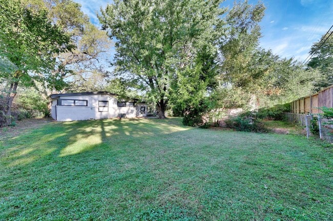 Building Photo - 6020 N E Pk Vw Dr