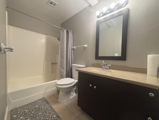 Building Photo - 2 Bed |1 Bath Multi-Family Unit with Private Backyard for Rent – North Las Vegas