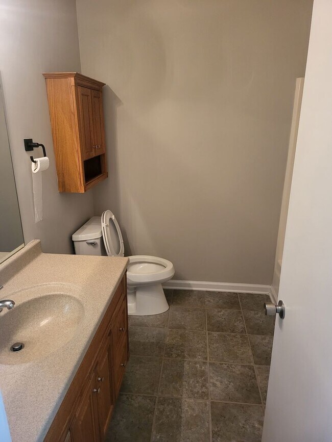 Building Photo - Large three bedroom, one and a half bath t...