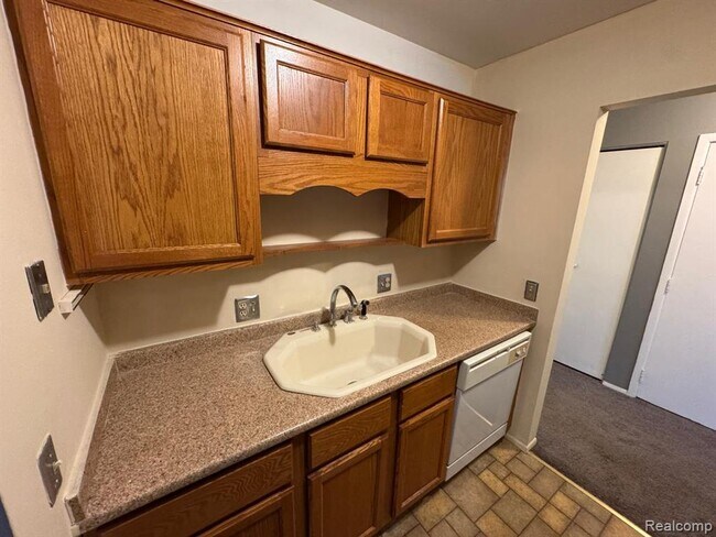 Building Photo - 587 E Fox Hills Dr