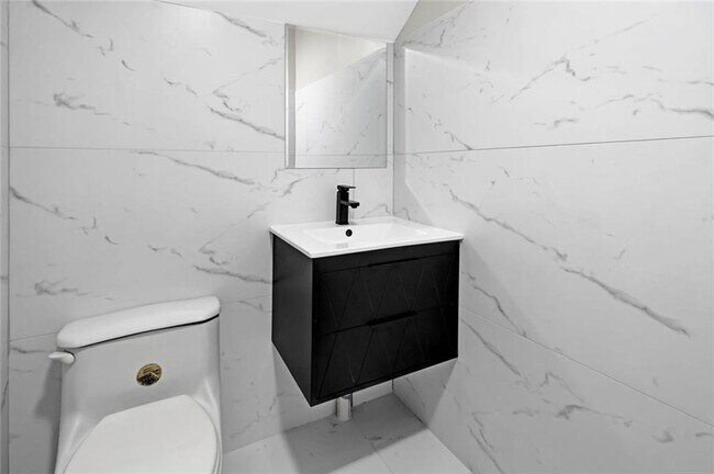 Building Photo - 1887 Shalimar Dr NE