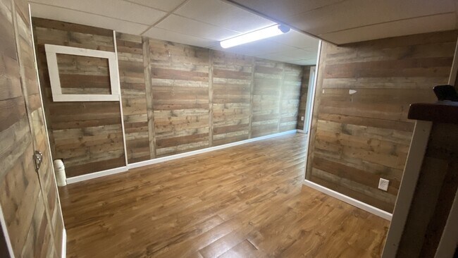 Building Photo - 121 Lois Dr