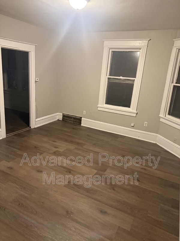 Building Photo - 934 W Chambers St