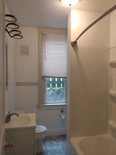 Building Photo - 807-807 Bedford St