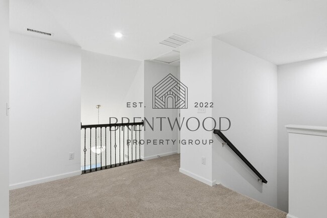 Building Photo - 3 Bed/3 Bath Home with Sunroom in Miller’s Walk – Noblesville