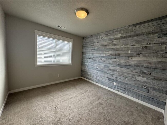 Building Photo - 6566 NE Rainsong Ln