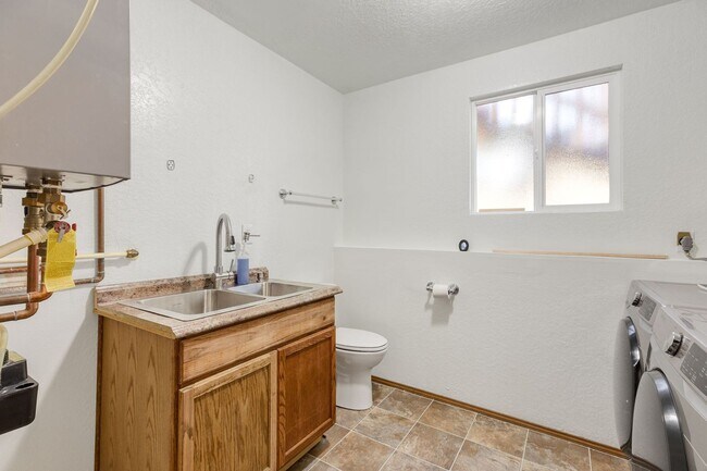 Building Photo - Huge fully fenced dog yard! RV/Boat extra parking! 4 bdrm 2.25 bath. Minutes to I-5, Everett Mall...
