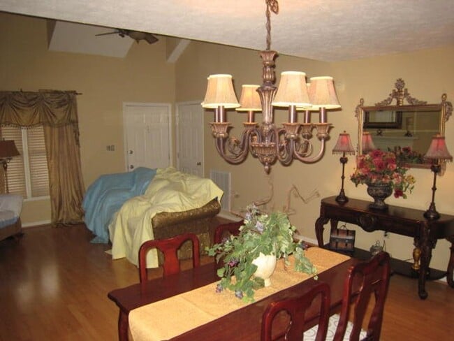 Building Photo - 2 bed + Bonus Room - Great School District...