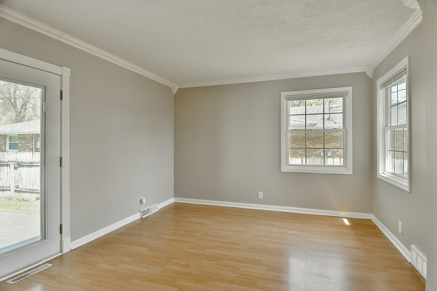first floor bedroom - 314 Clifford Ave
